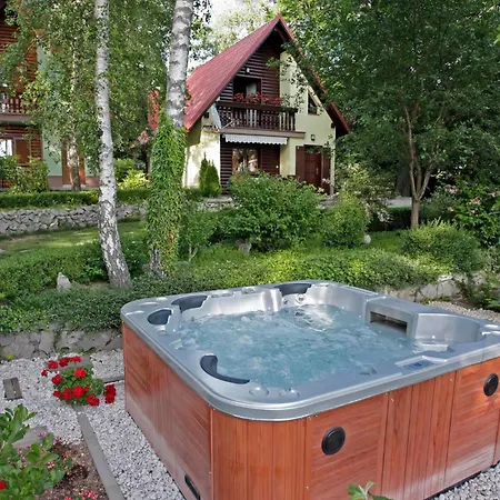 Beautiful In With Jacuzzi Holiday home